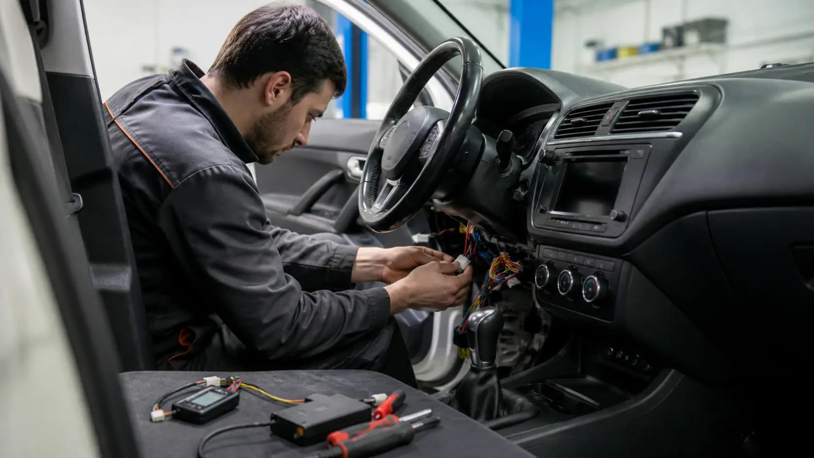 Установка сигнализации с автозапуском в автосервисе